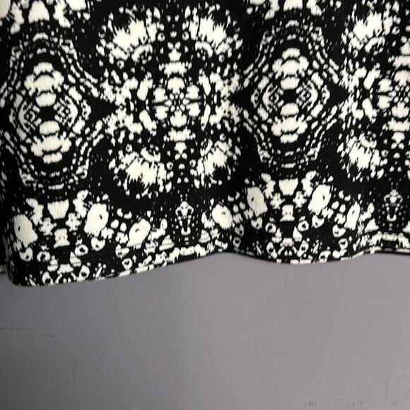 Abercrombie & Fitch Black and White Print Long Sleeve Cropped Top Size Medium - Picture 3 of 7